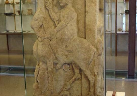[Jumilla-Historia]_Cipo_Funerario_de_los_Jinetes_Ibericos_Coimbra_del_Barranco_Ancho